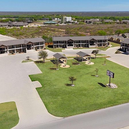 Eagle'S Den Suites Cotulla A Travelodge By Wyndham ภายนอก รูปภาพ