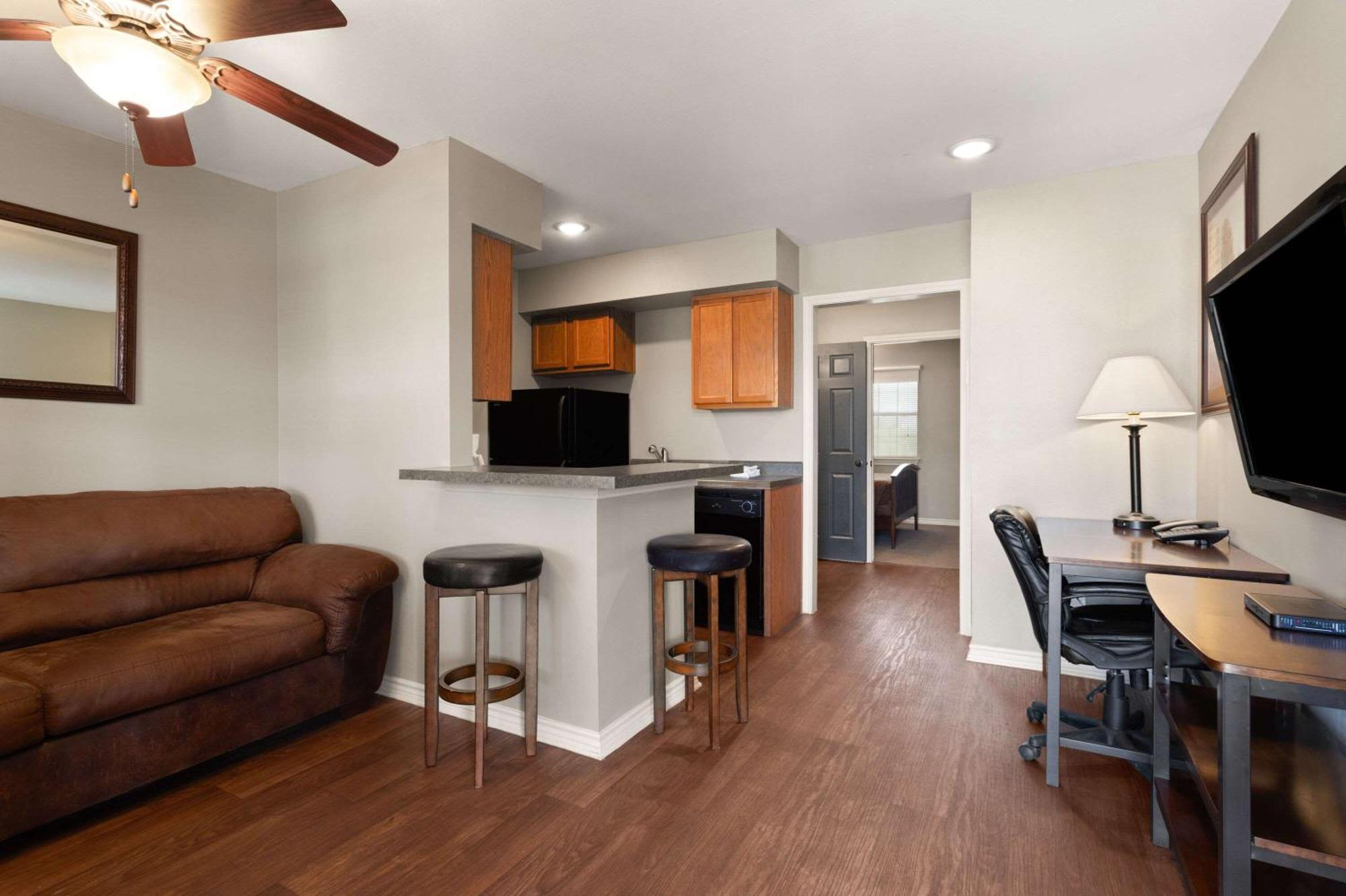 Eagle'S Den Suites Cotulla A Travelodge By Wyndham ภายนอก รูปภาพ