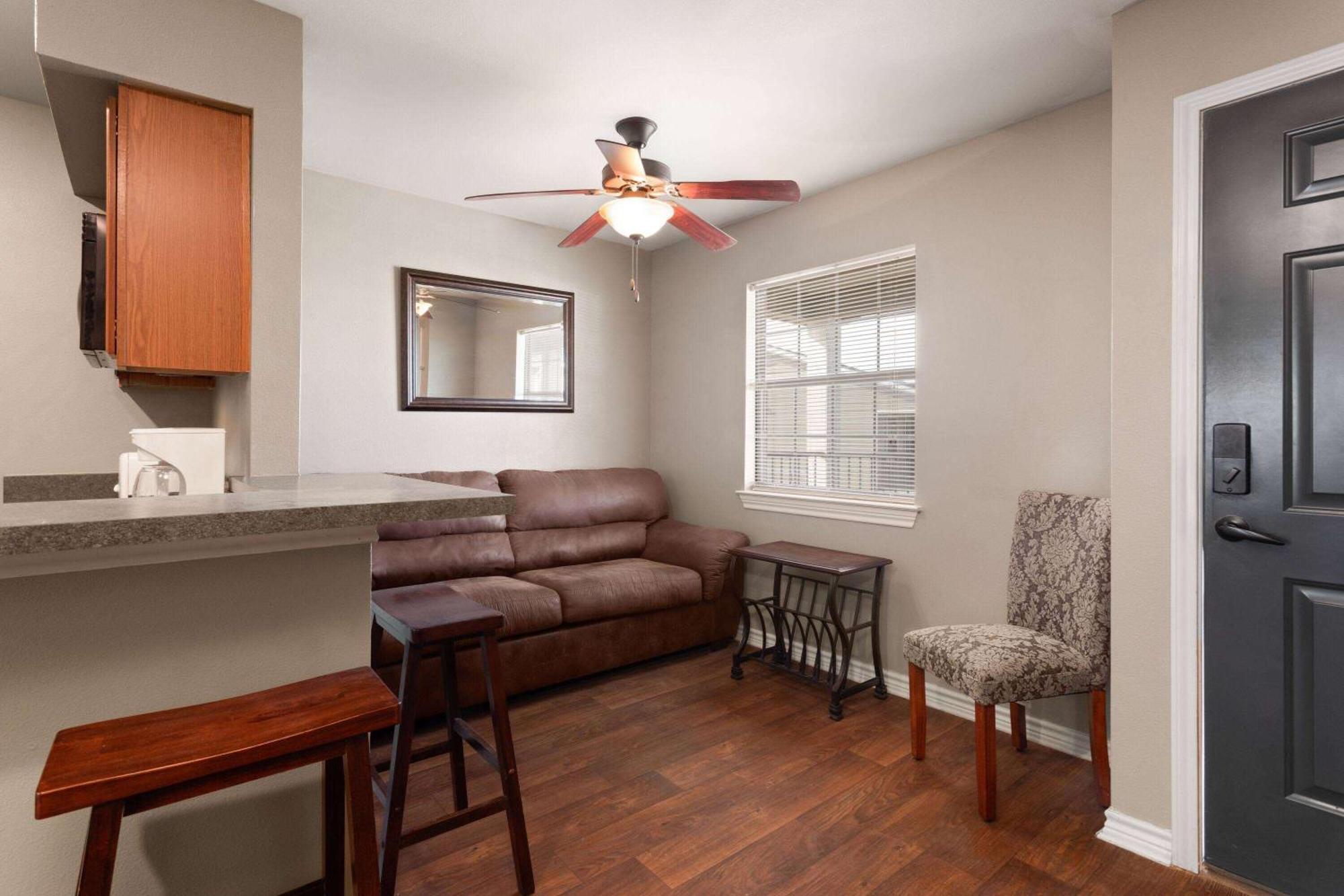 Eagle'S Den Suites Cotulla A Travelodge By Wyndham ภายนอก รูปภาพ