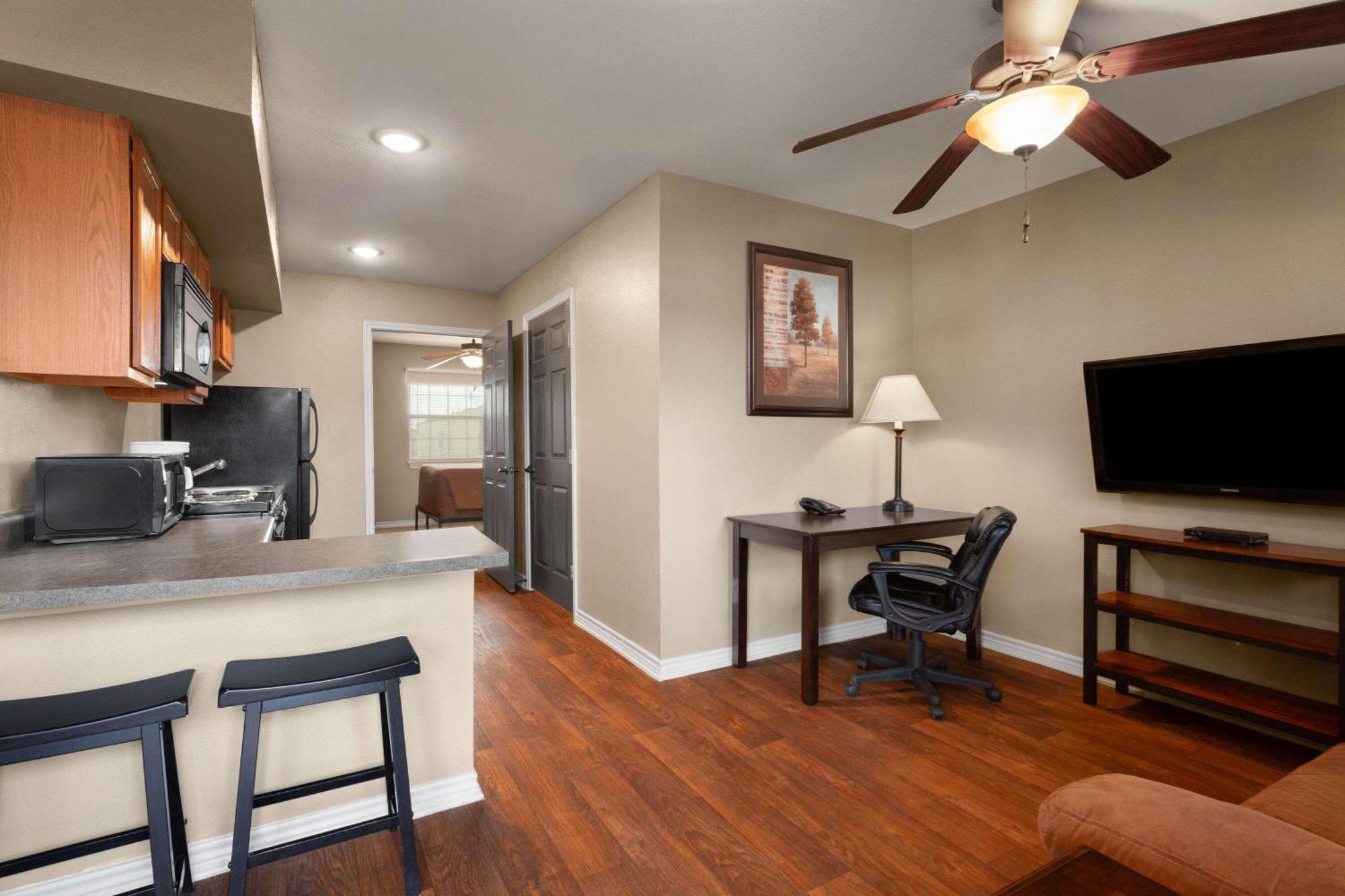 Eagle'S Den Suites Cotulla A Travelodge By Wyndham ภายนอก รูปภาพ