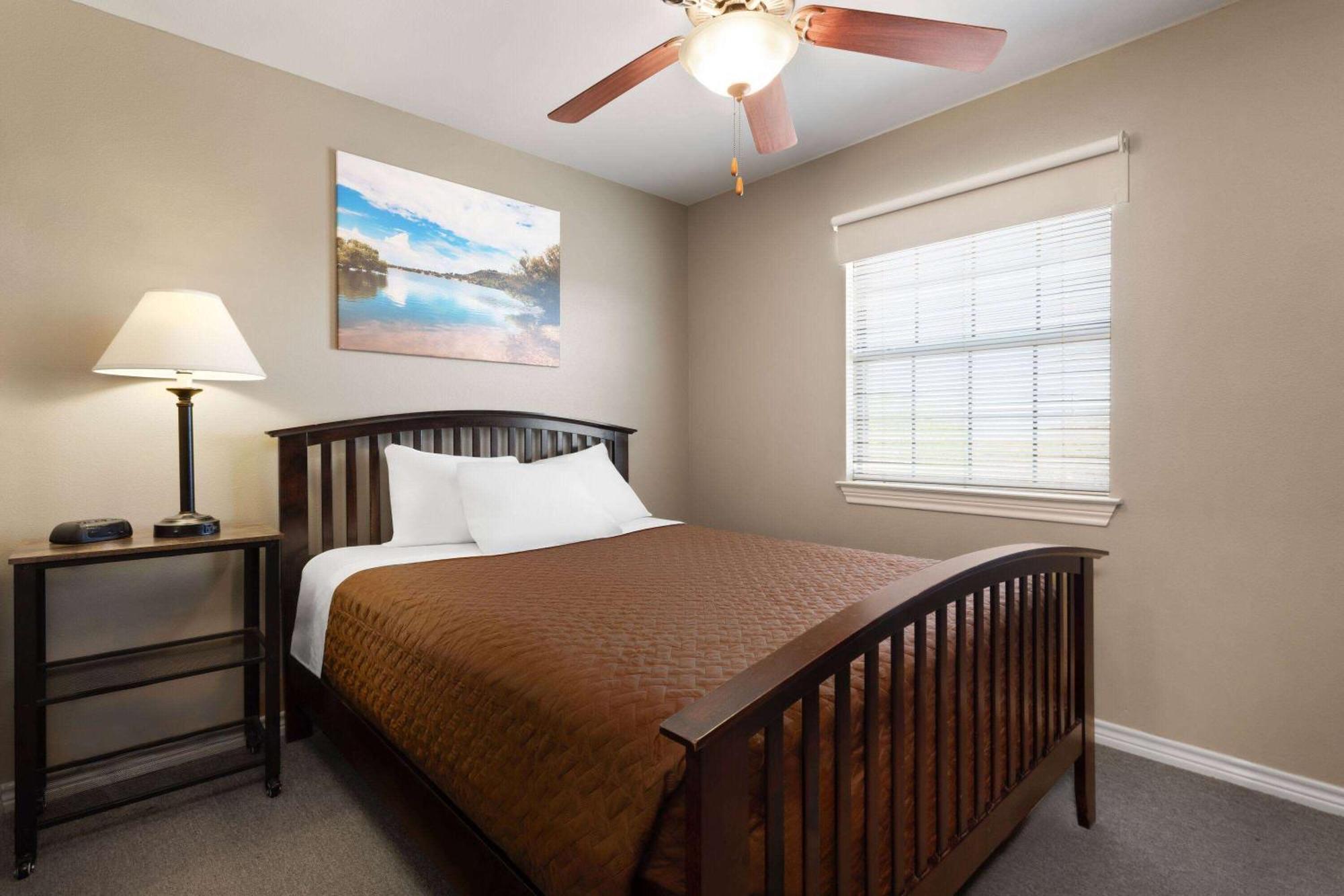 Eagle'S Den Suites Cotulla A Travelodge By Wyndham ภายนอก รูปภาพ