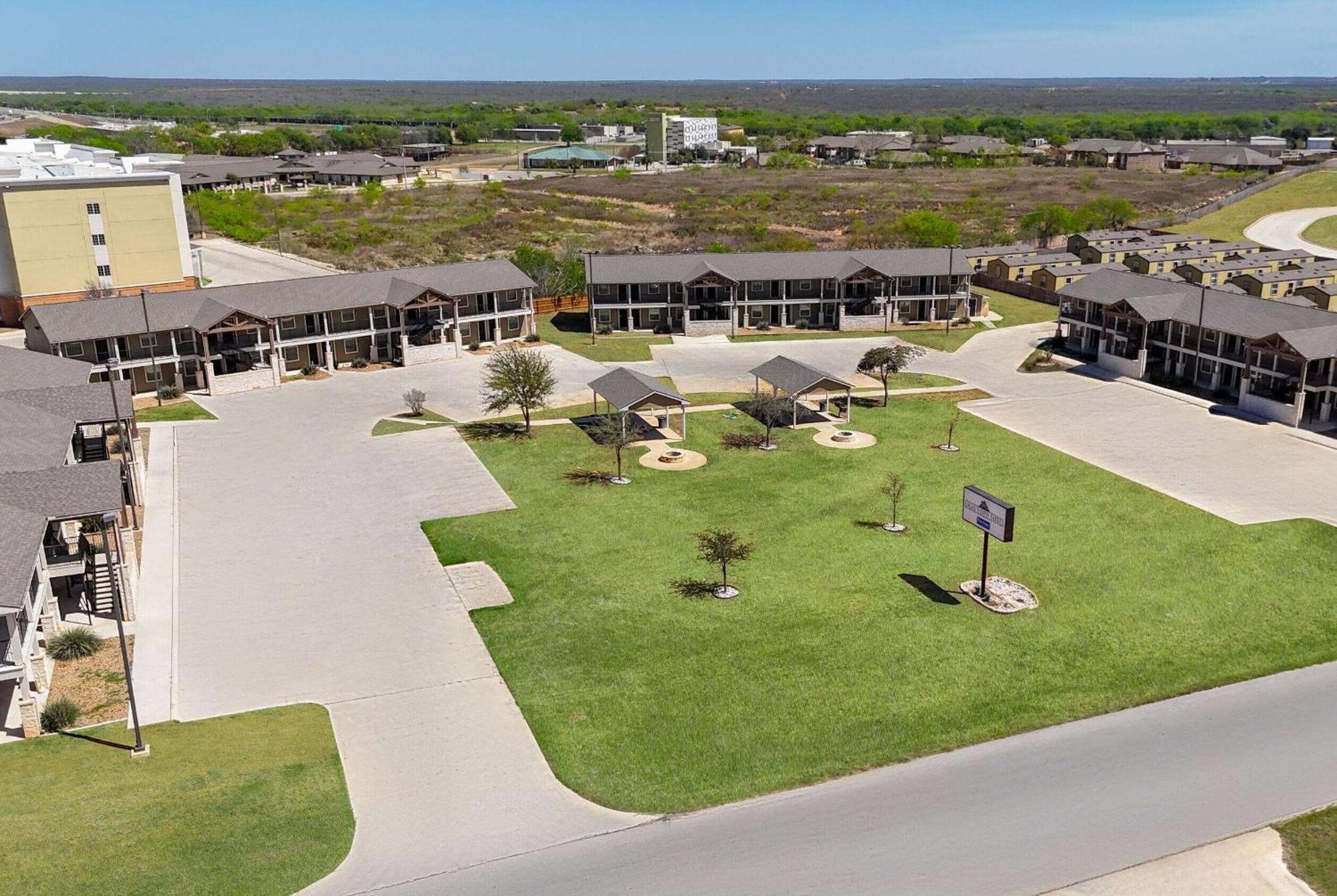 Eagle'S Den Suites Cotulla A Travelodge By Wyndham ภายนอก รูปภาพ