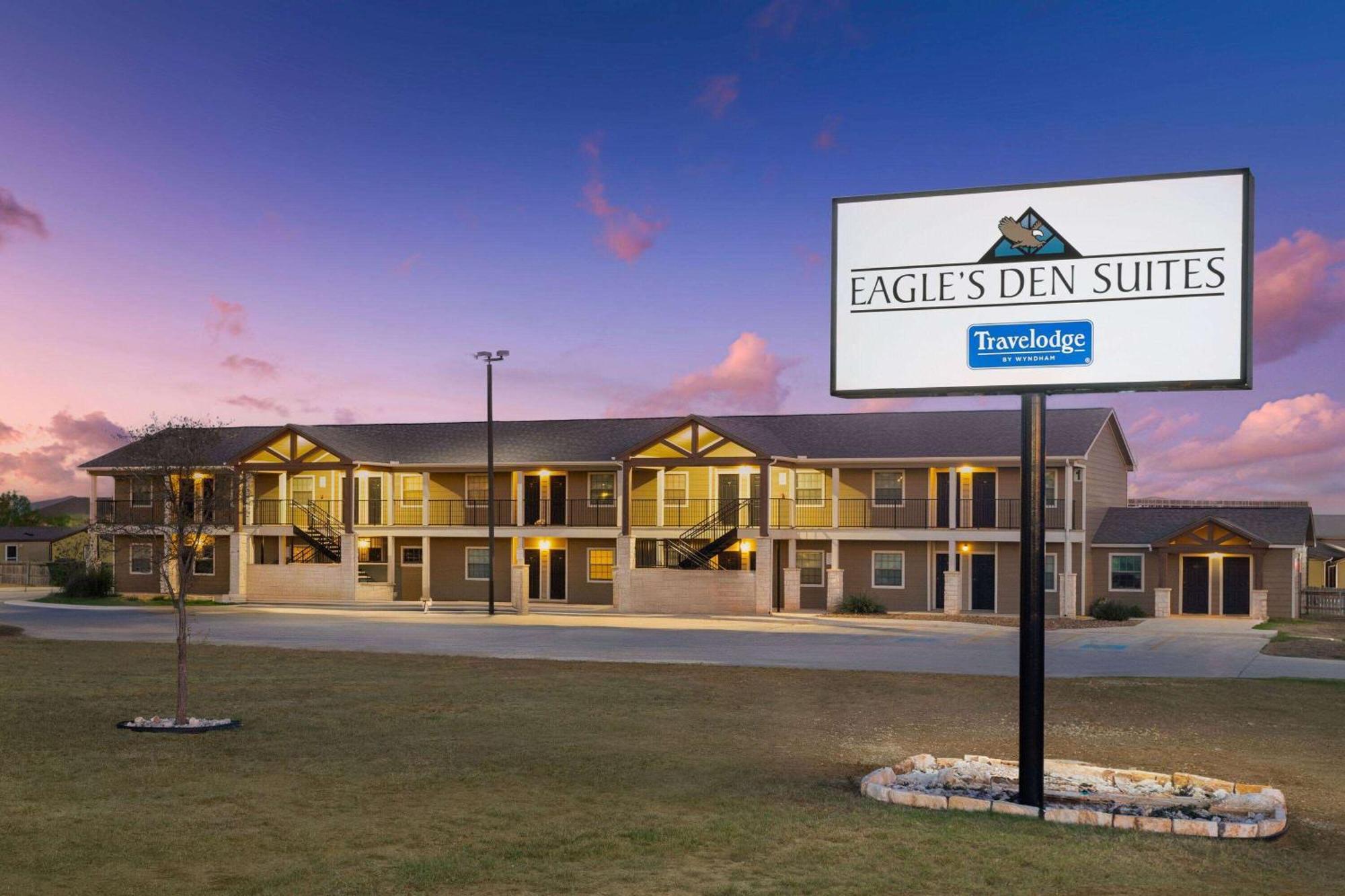 Eagle'S Den Suites Cotulla A Travelodge By Wyndham ภายนอก รูปภาพ
