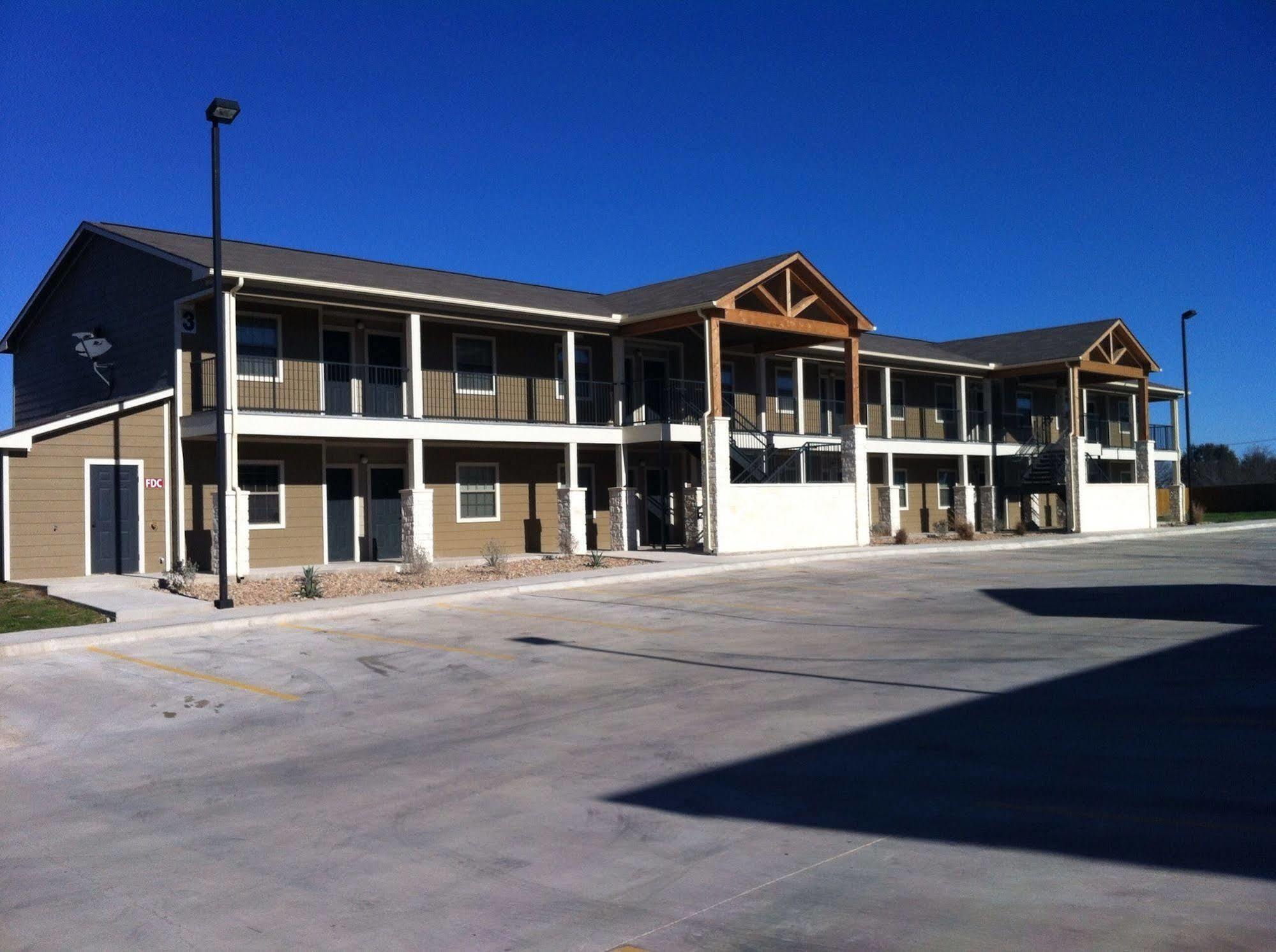 Eagle'S Den Suites Cotulla A Travelodge By Wyndham ภายนอก รูปภาพ