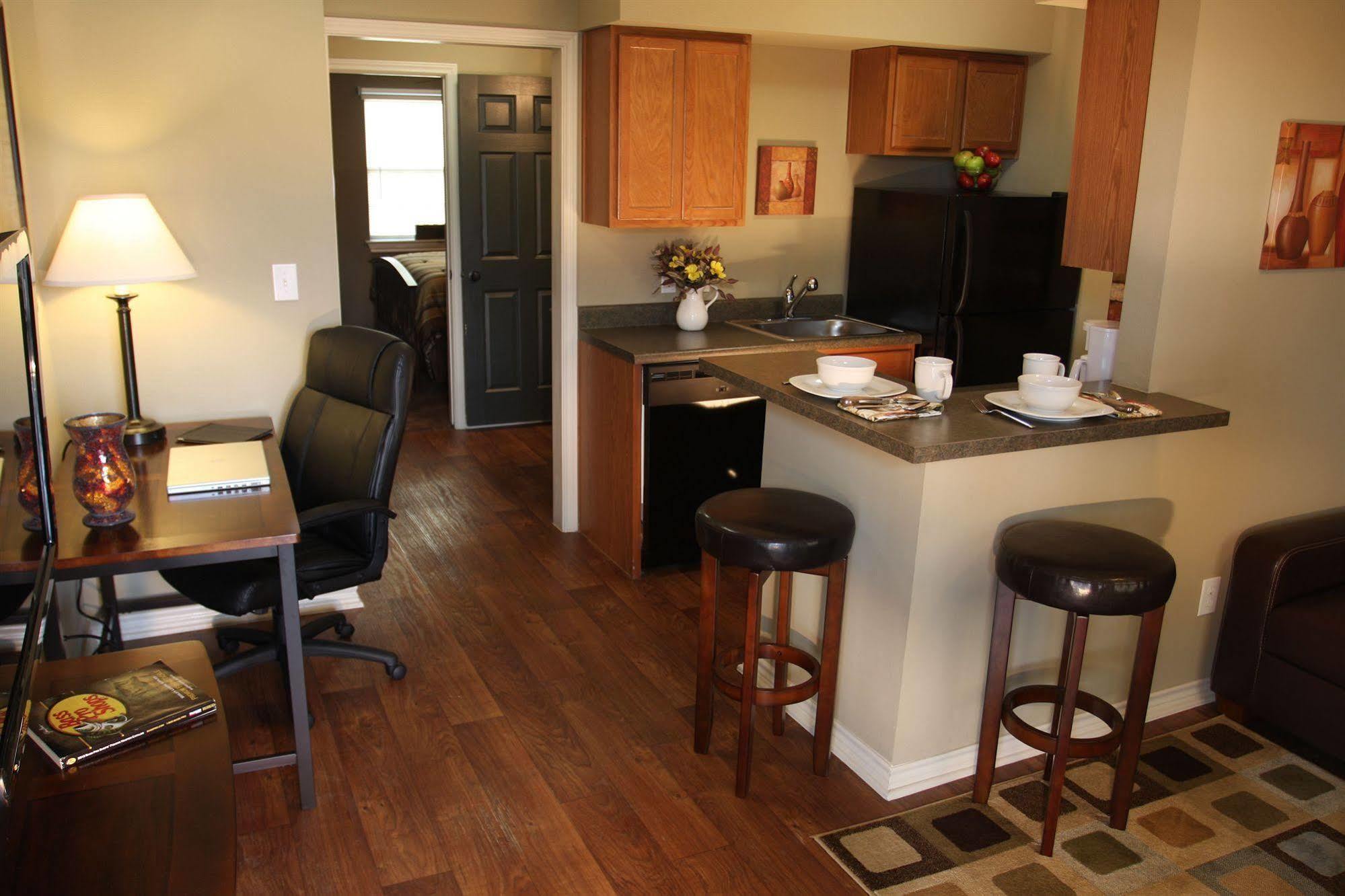 Eagle'S Den Suites Cotulla A Travelodge By Wyndham ภายนอก รูปภาพ