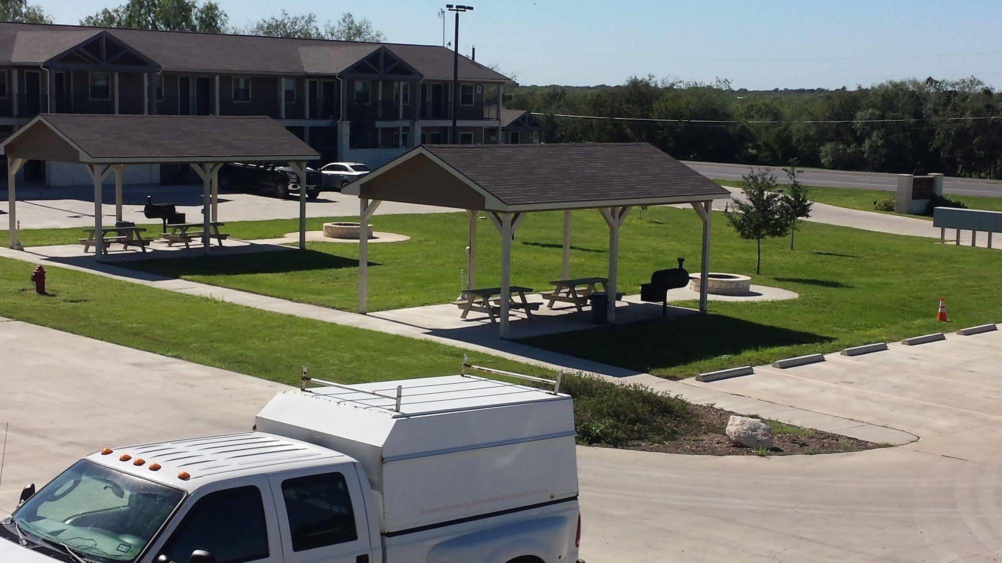 Eagle'S Den Suites Cotulla A Travelodge By Wyndham ภายนอก รูปภาพ